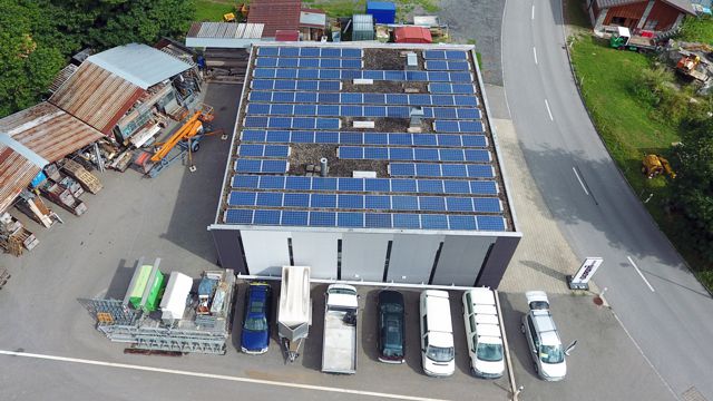 pannelli fotovoltaici su edificio commerciale